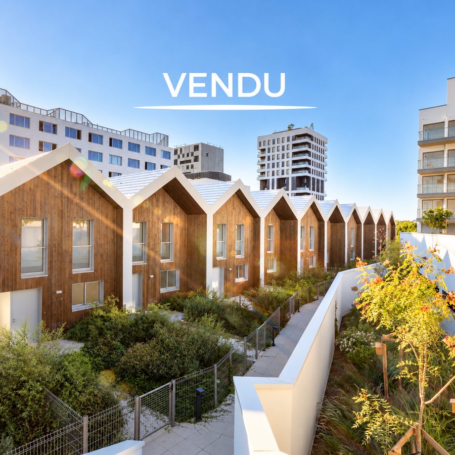 Maisons de ville à bardage bois dans une résidence neuve du quartier Baud-Chardonnet à Rennes, jardins privatifs au premier plan