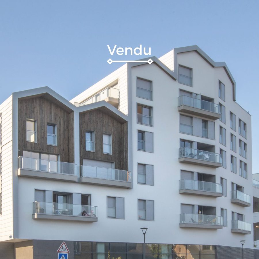 Résidence intergénérationnelle neuve signée Bâti Armor dans l'écoquartier Baud-Chardonnet à Rennes, façade blanche et bardage bois